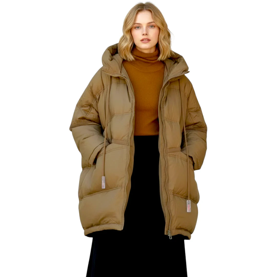 Seitenansicht einer modischen Damen Winterjacke, Daunenqualität, mit Kapuze und guter Passform