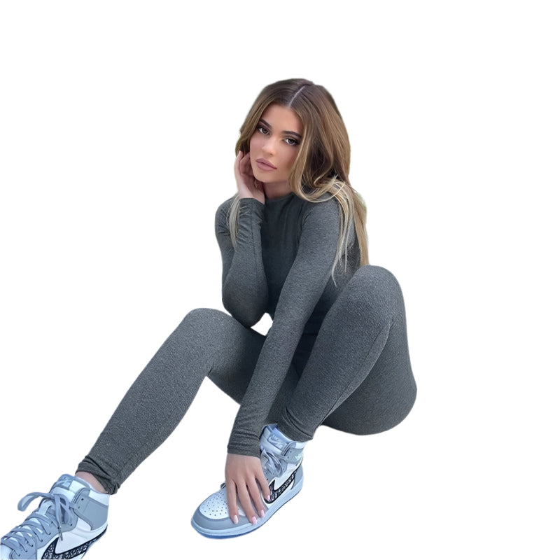 Kvinne i elastisk langermet jumpsuit, perfekt for trening eller avslappede hverdagsaktiviteter.