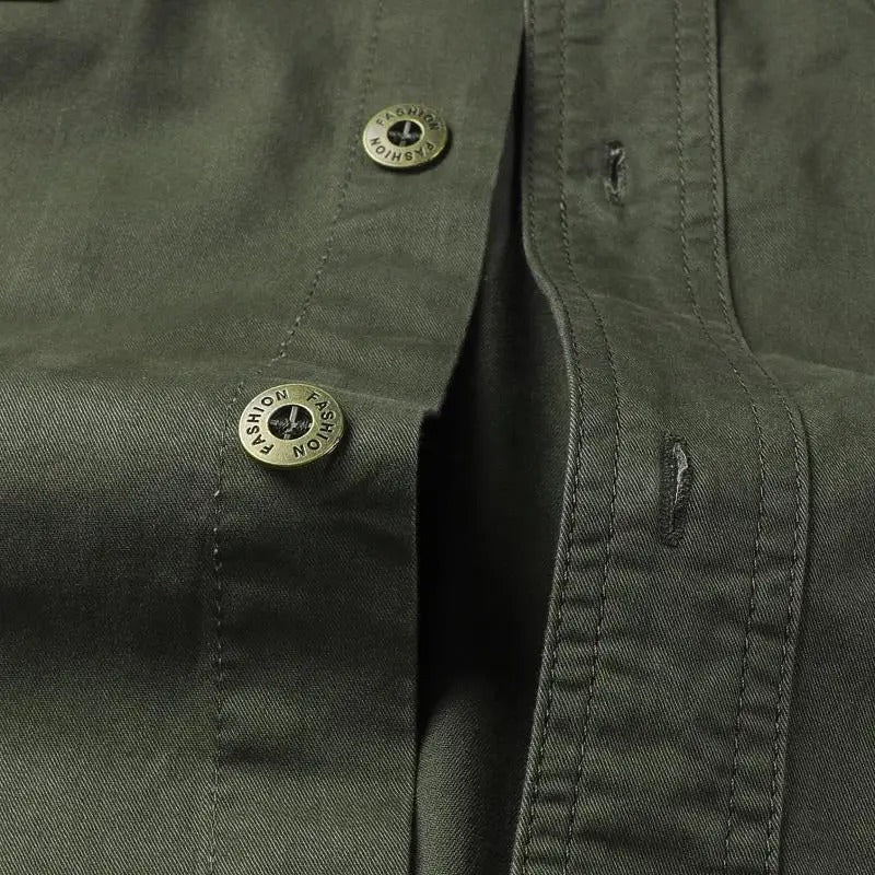 Detaljert langermet herreskjorte. Robust design, inspirert av militær- og cargostil, for komfortabel fritid.