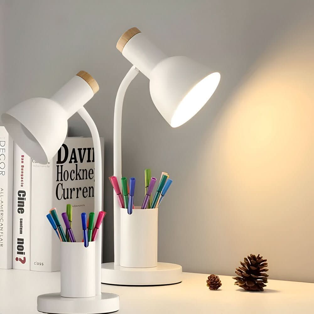 Hvit LED-lampe med justerbar arm og penneholder, gir godt lys til lesing og skriving.