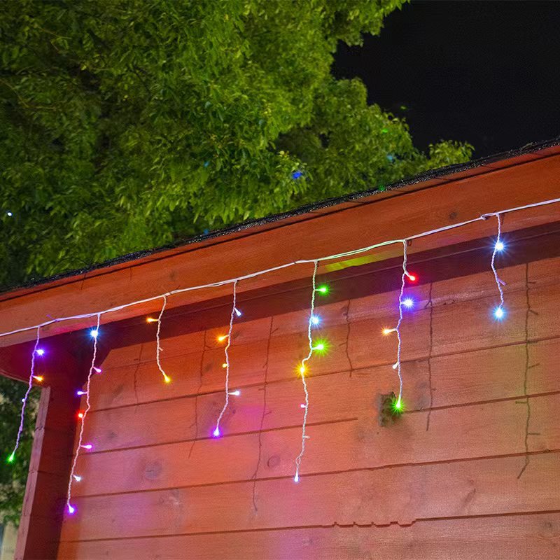 Allsidig 50m LED lyslenke med istap design. Ideell som julelys, hagedekor eller festbelysning året rundt.