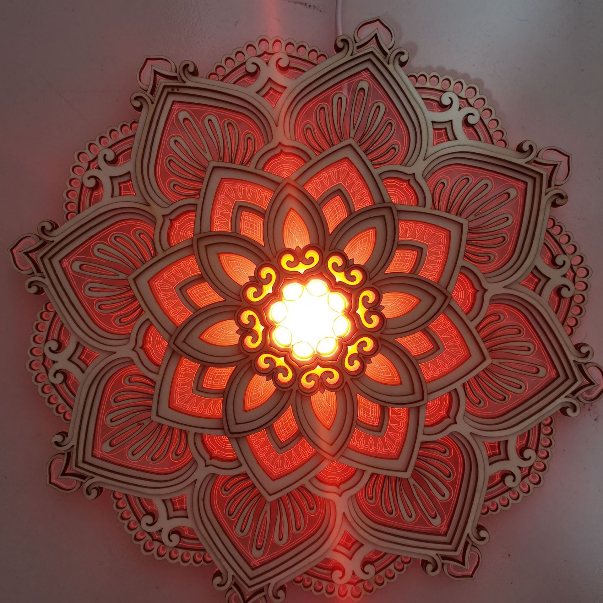 Vakker LED Mandala lampe med intrikat design. Skaper rolig belysning for yoga og interiørdekorasjon.