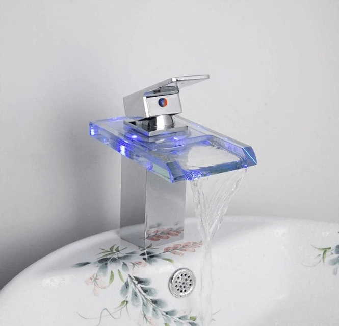Stilren benkmontert LED fossefallkran, baderomsinnredning med design og temperaturskiftende lys.