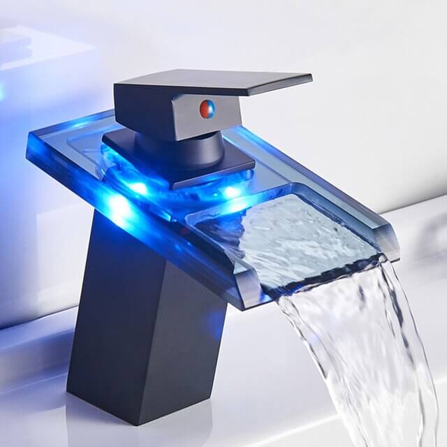 Elegant benkmontert servantkran med LED lys og vannfall, perfekt for et moderne baderom.
