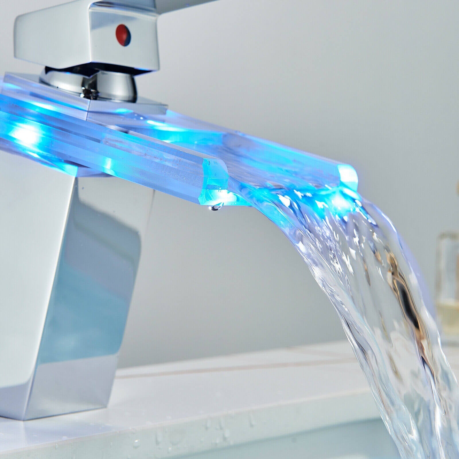 Baderomskran med fargeskiftende LED lys og fossefall; ettgreps for servant, innovativ design.