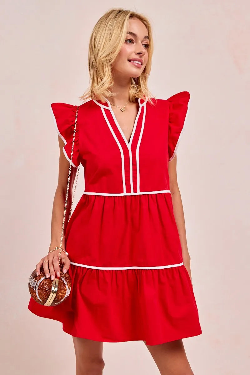 Stilig damekjole med lekne ruffles og kontrastdetaljer. En sporty og elegant kjole for fest eller hverdag.