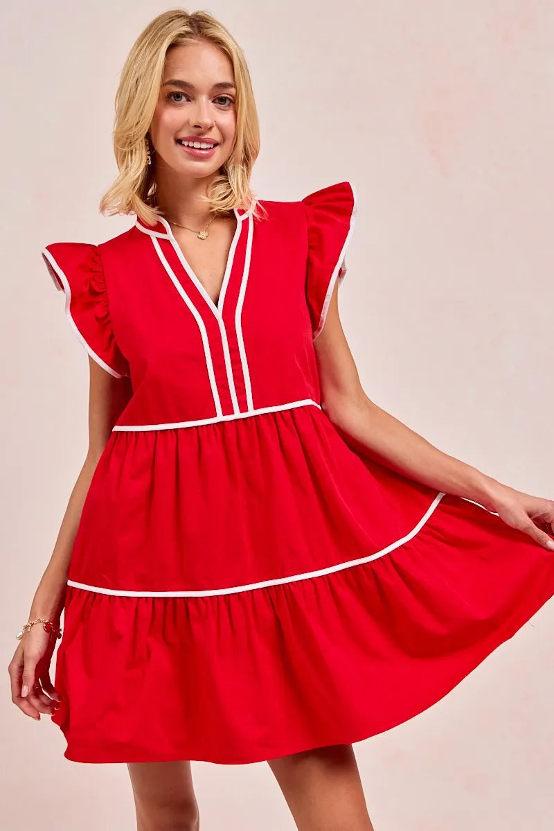 En chic damekjole: rufflekjole med stilren kontrastbinding. En allsidig sommerkjole for sporty og elegante anledninger.