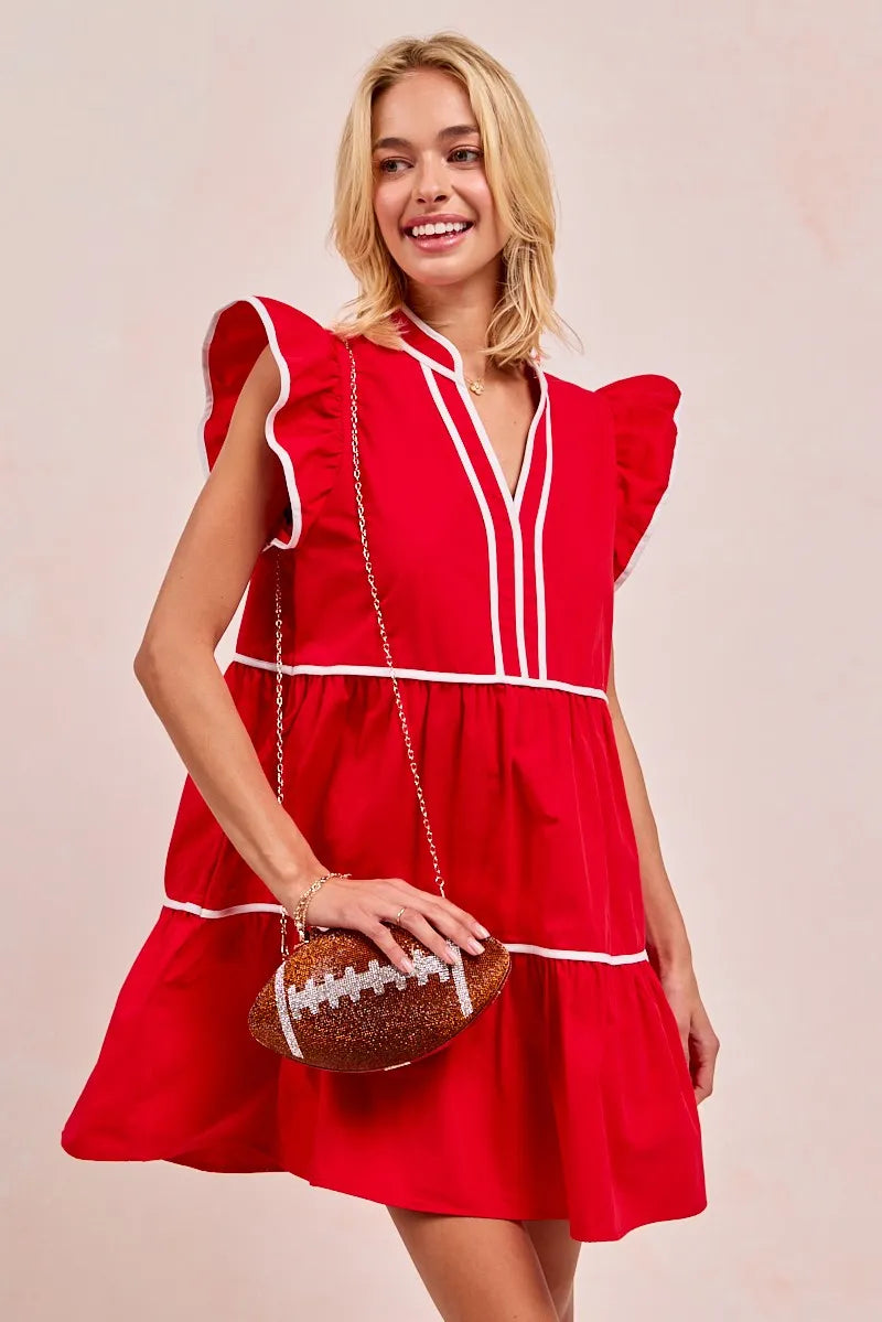 Moderne kontrastkjole for kvinner. Leken rufflekjole, elegant og sporty for sommer, fest eller hverdag.