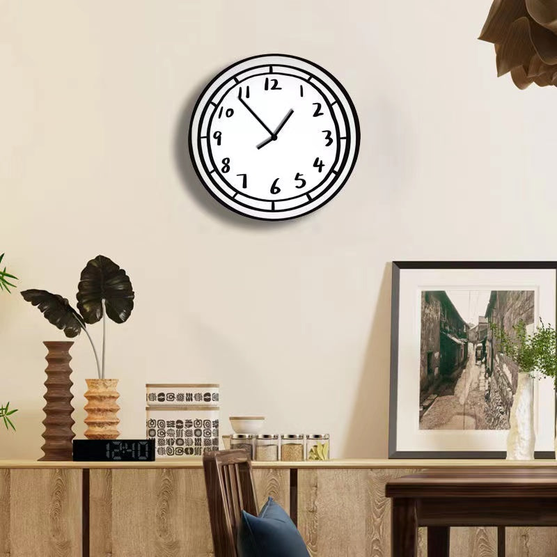 Unik, håndlaget veggklokke med tegneseriedesign. Perfekt fargeklatt til leken hjemmeinnredning i stue/kontor.