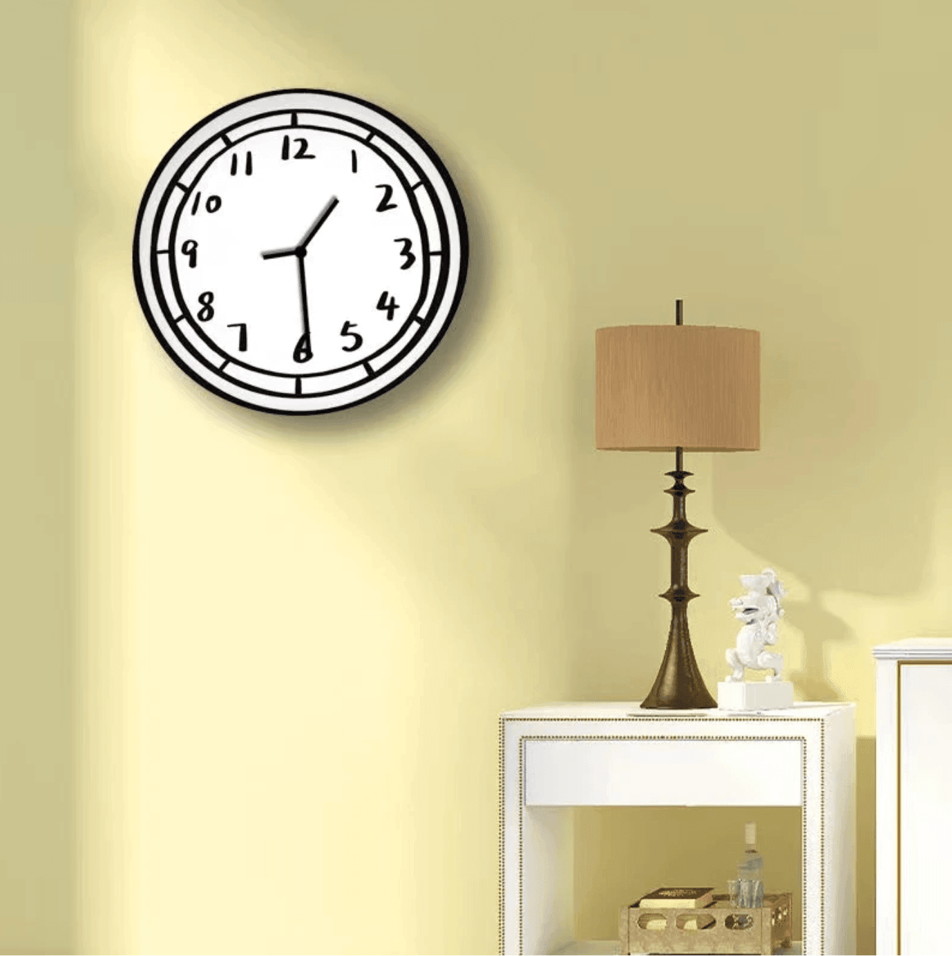 Detaljert, håndlaget veggklokke med levende tegneseriedesign. Perfekt leken og moderne hjemmeinnredning.