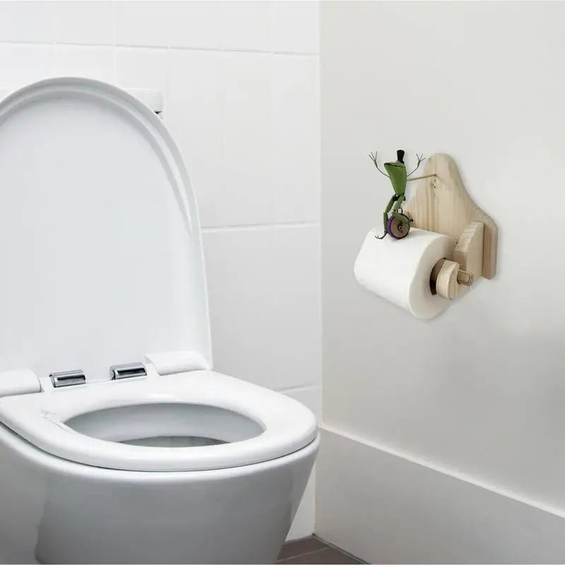 Dekorativ frosk toalettpapirholder for baderommet. Solid trekonstruksjon med et lekent og unikt design.