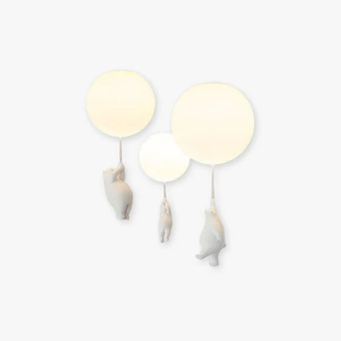Barnerom taklampe med LED-lys, designet som en bjørn som holder ballong. Perfekt for lekent interiør.