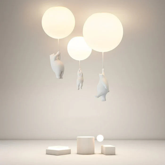 Søt bjørn og ballong taklampe for barnerom. LED-belysning gir et mykt og lekent lys.