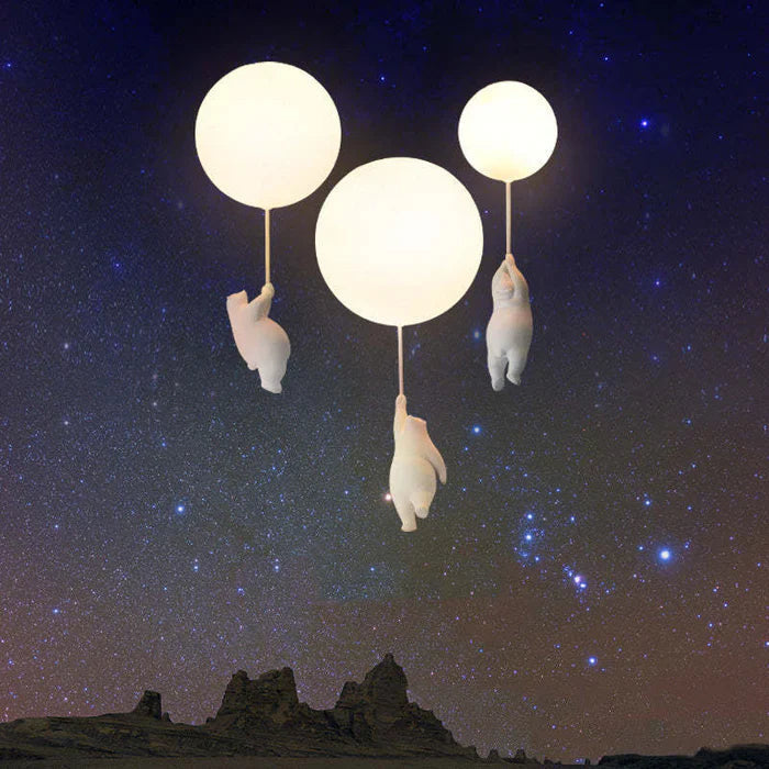 Magisk taklampe med svevende bjørn og ballong LED-lys. Ideell for et eventyrlig barnerom.