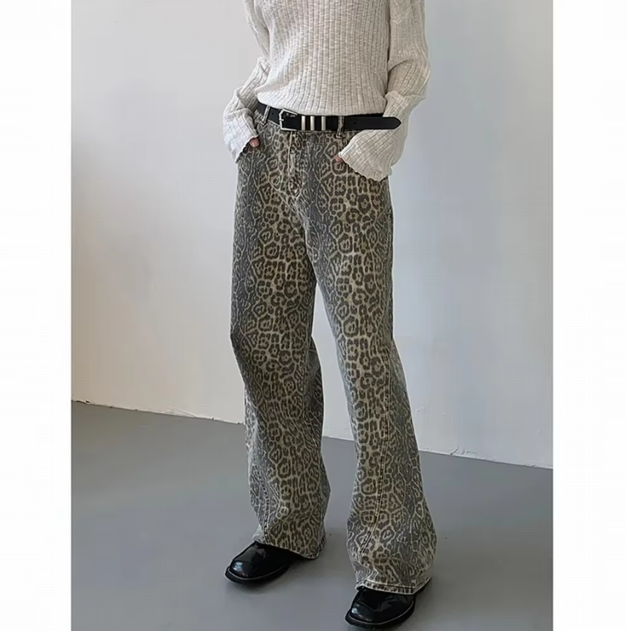 Komfortabel leopardbukse for kvinner med høy midje, ideell for avslappet fritid og mote.