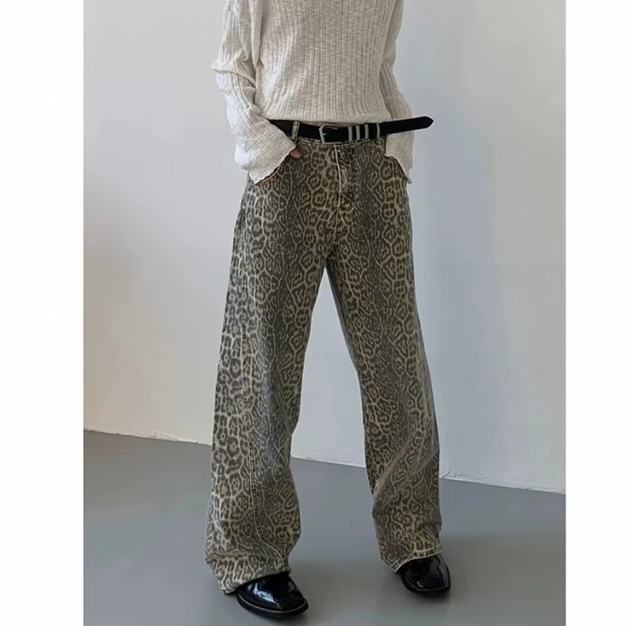 Trendy damebukse i leopardmønster med høy midje, et must-have plagg for moderne kvinners stil.