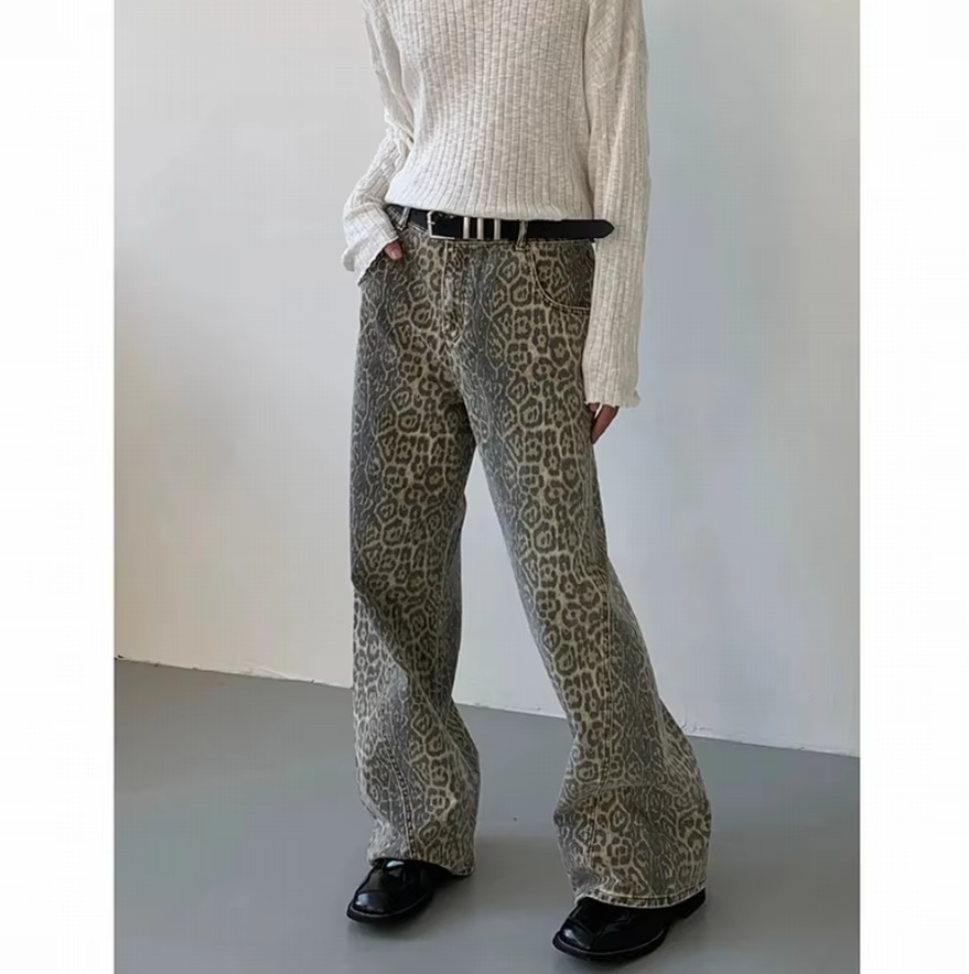 Streetwear-inspirert leopardbukse for dame, med høy midje for en trendy og komfortabel passform.
