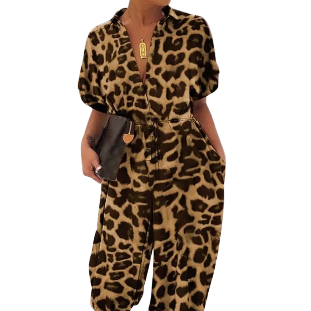 Leopardmønstret V-hals romper for dame med knutedetaljer. Komfortabelt og trendy sommerplagg.