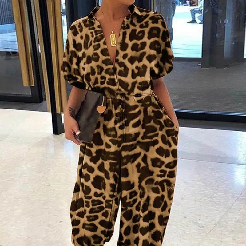 Detaljert bilde av dame romper i leopardmønster med V-hals og unike knutedetaljer. Perfekt passform.