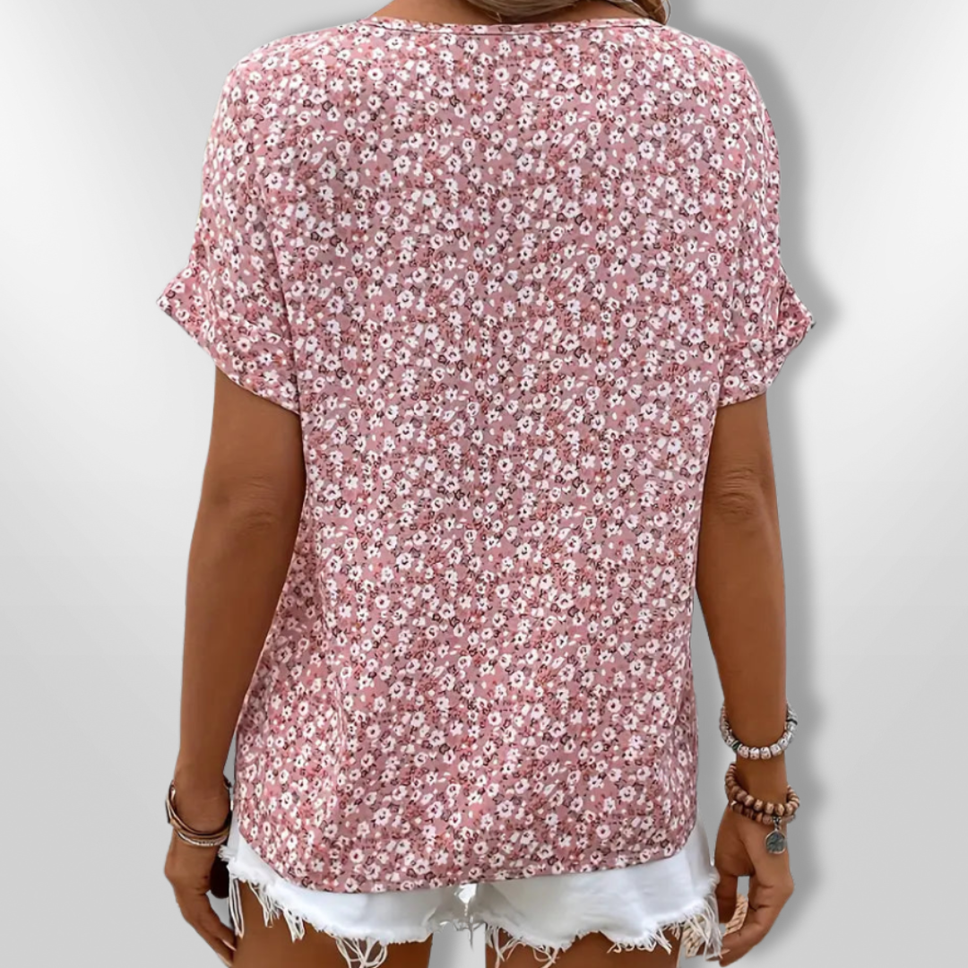 Mønstret kvinnebluse med blomsterprint. Lett og elegant vår- og sommerbluse med feminin stil.