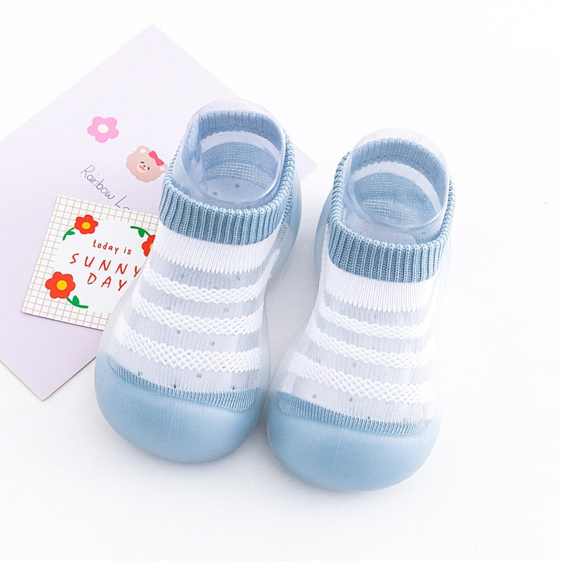 Babysko med nettingsdesign, ideell for småbarn som tar sine første skritt.
