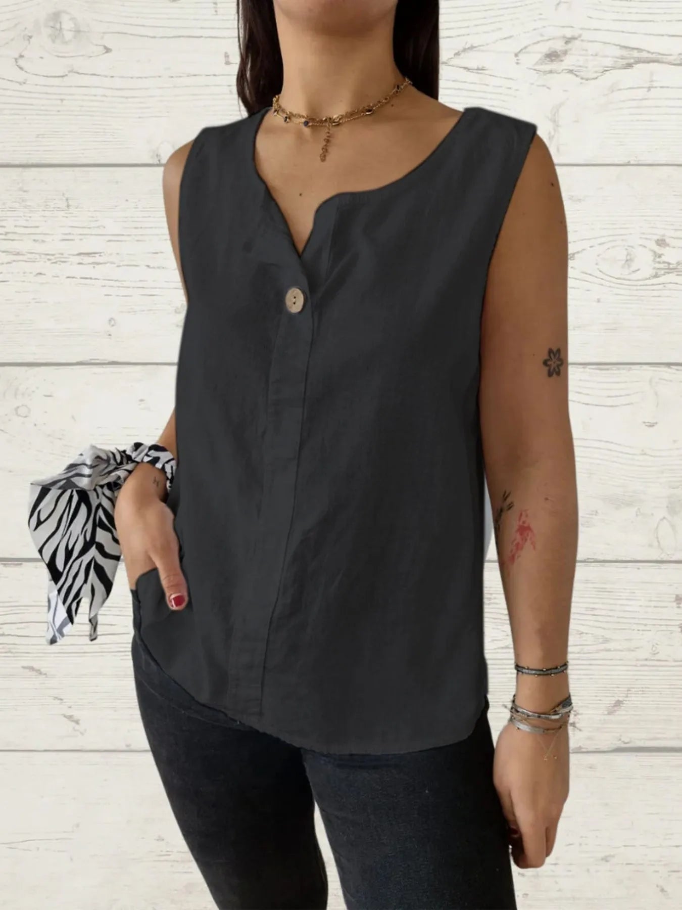 Stilig plussize ermeløs bluse i lett stoff, perfekt for en komfortabel sommerstil.