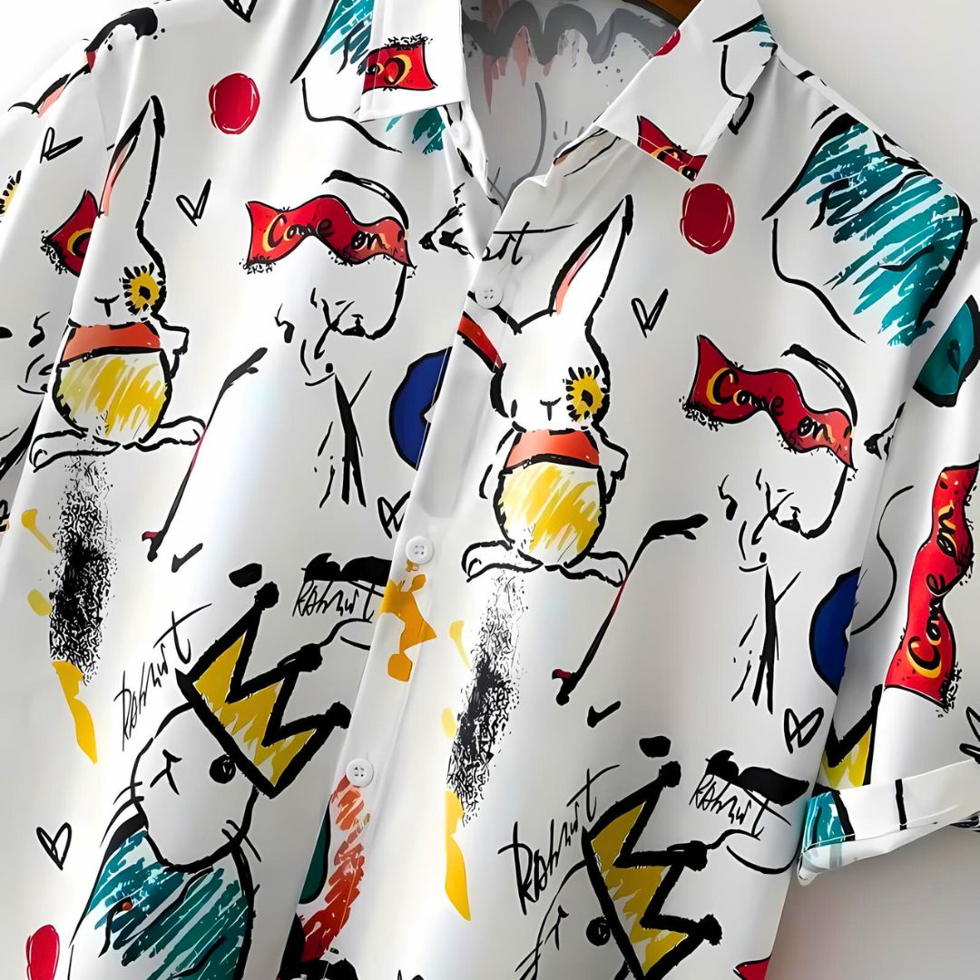 Uformell herre t-skjorte med iøynefallende 'Rabbit King' design. Myk og pustende for varme dager.