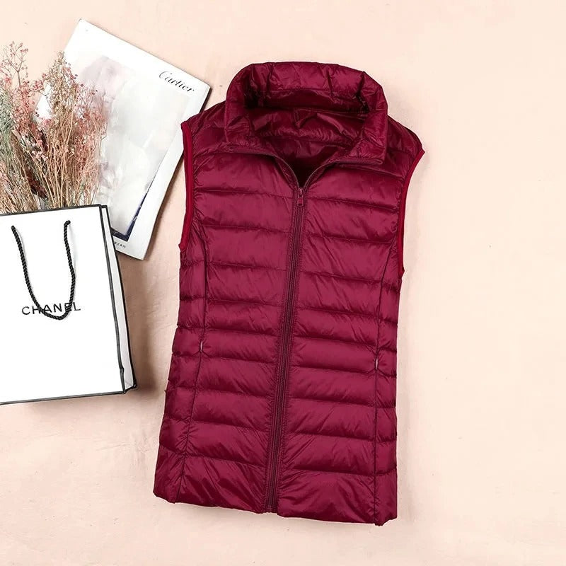 Elegant damejakke, lett puffer-stil med full glidelås. Et essensielt ytterplagg for høst og vintermote.