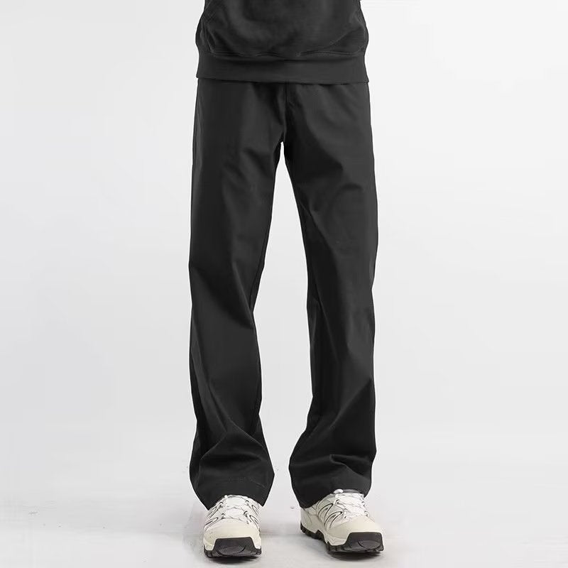 Casual herrebukse i lett stoff med relaxed fit og rette ben. Ideell for vår, sommer og høst.