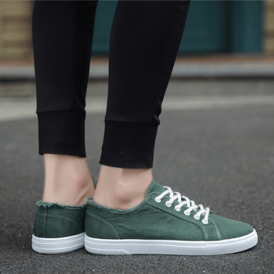 Elegant og sporty herresko i lett design. Komfortable, pustende og allsidige snøresko for fritid og reise.