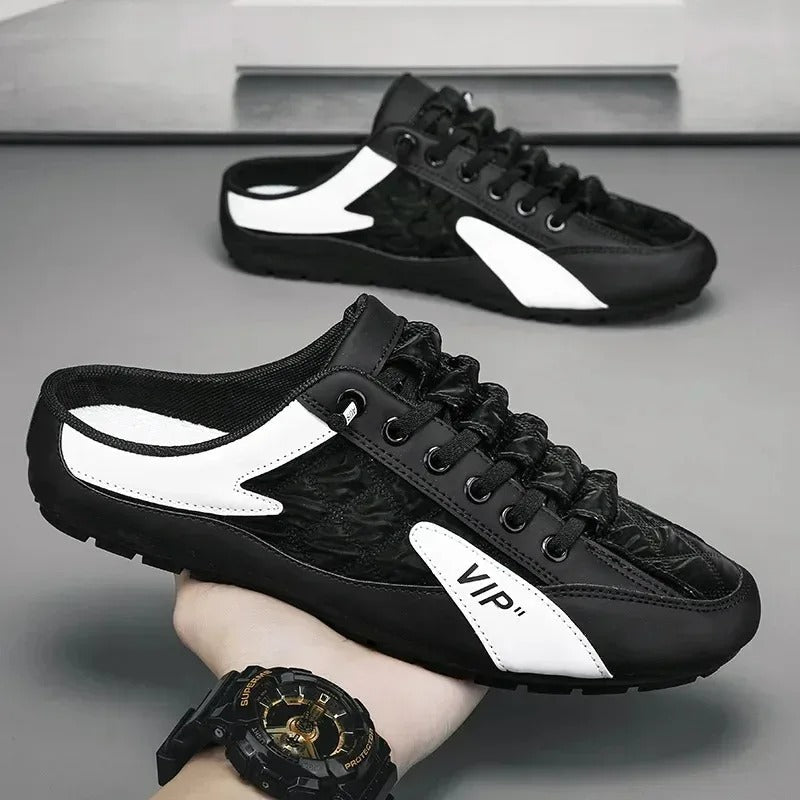 Detaljer av pustende stoff og fleksibel flatsåle på disse komfortable sommersneakers for menn.