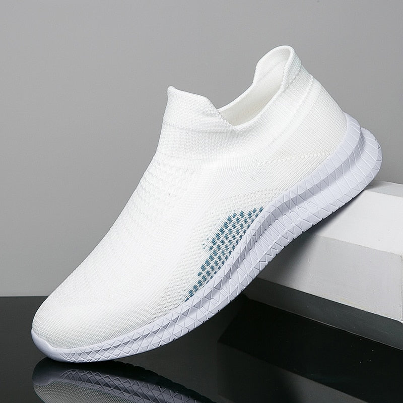 Detalj av pustende mesh på komfortable herresneakers; lettvekt design for optimal komfort om sommeren.