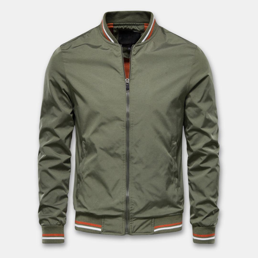 Herre bomberjakke i klassisk design, gir casual stil og komfort for hverdagsbruk.