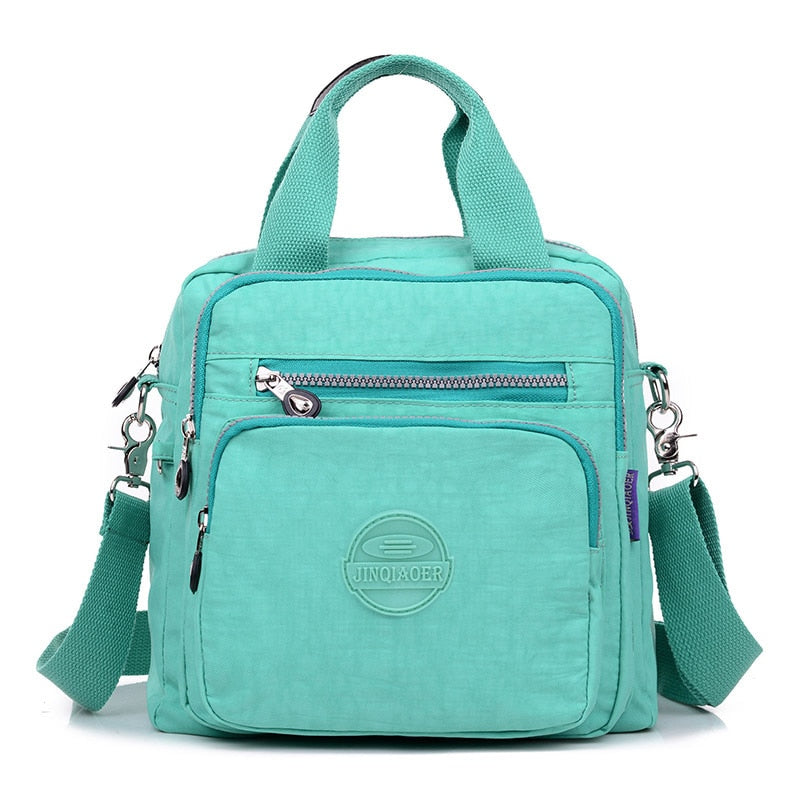 Kompakt dame crossbody i lettvekts nylon, perfekt for organisert daglig bruk.