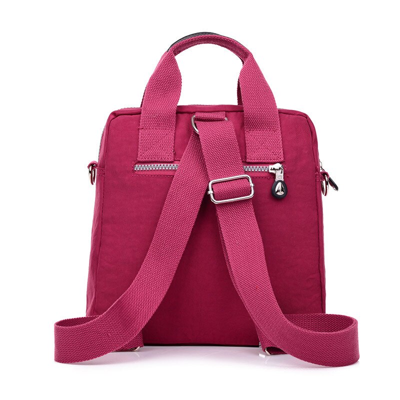Dame reiseveske: Solid nylon crossbody med smarte oppbevaringsløsninger.