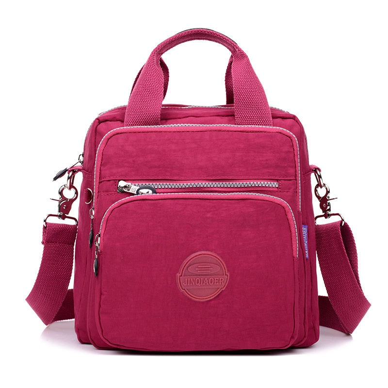 Lett og stilig nylon crossbody, designet for optimal organisering av eiendeler.