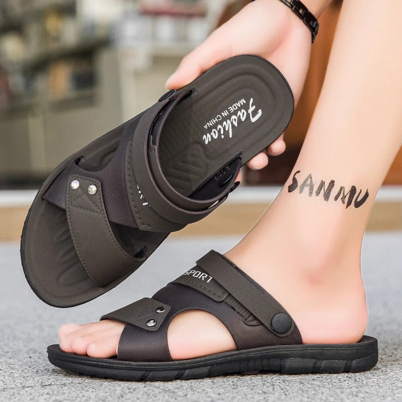 Pustende slip-on sandaler i brun for menn, perfekt for avslappede sommeraktiviteter.