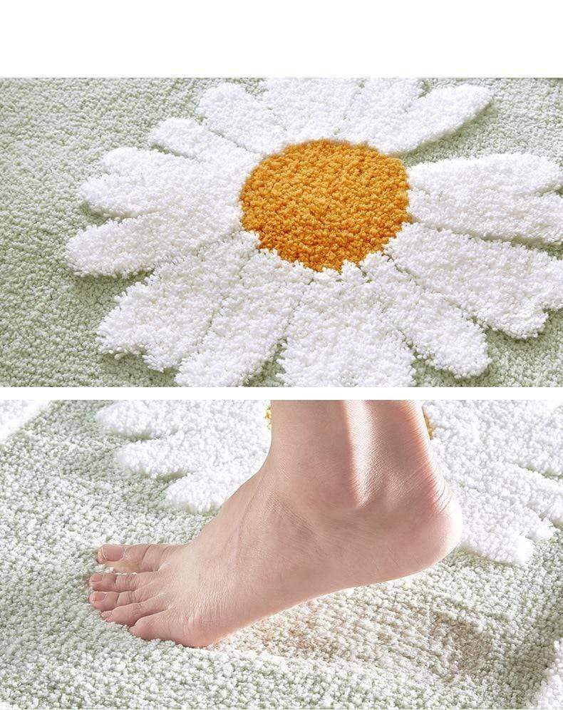 Levende grønn baderomsmatte med tusenfryd. Dekorativ blomstermatte for et moderne badinteriør.