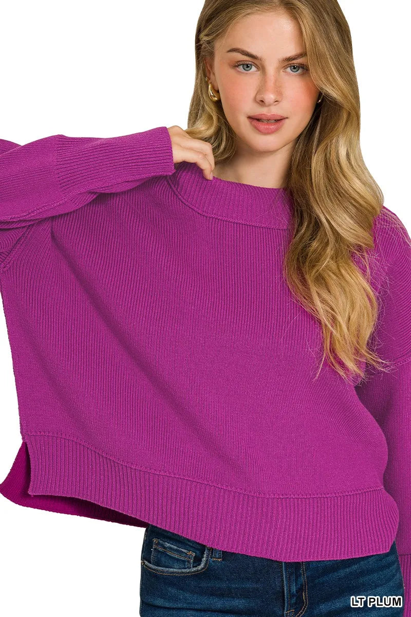 Kort lilla genser for kvinner med avslappet drop shoulder og vid hals. Ribbestrikket, perfekt for vår og høst.