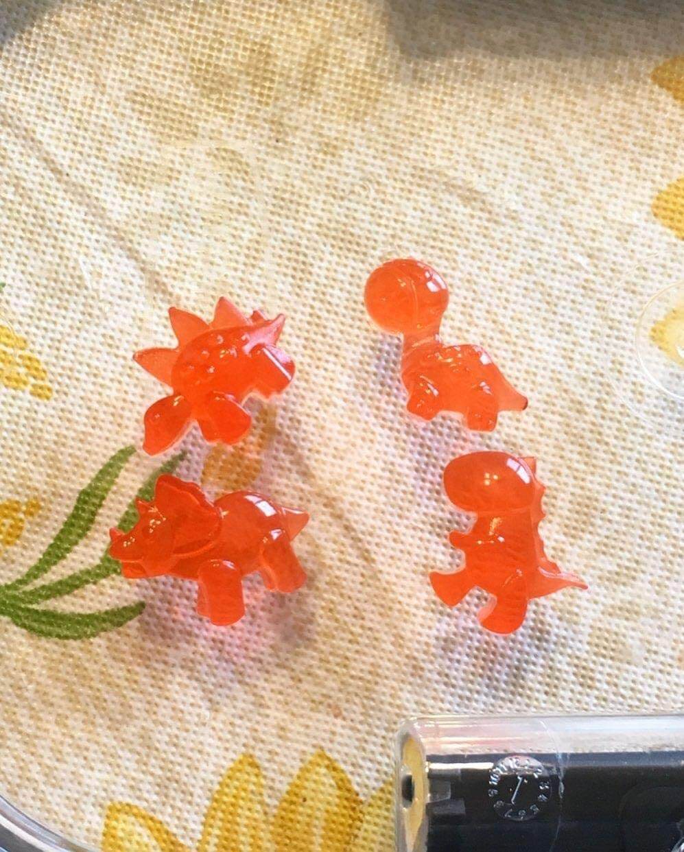 Silikonform med dinosaurmotiver for å lage unike gele- og sjokoladegodterier hjemme.