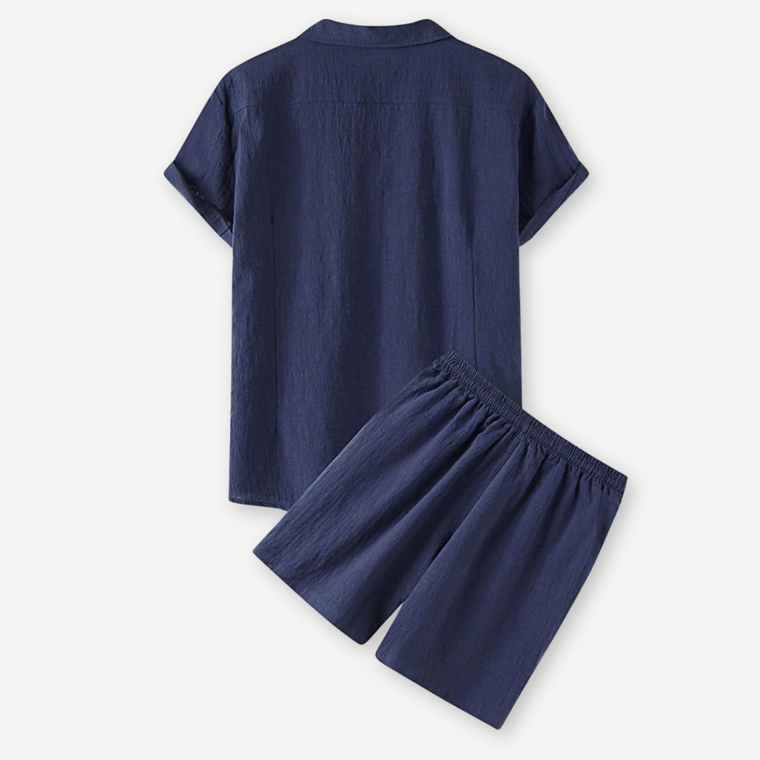 Stilrent linsett for menn. Komplett antrekk med skjorte og shorts, perfekt for sommeren.