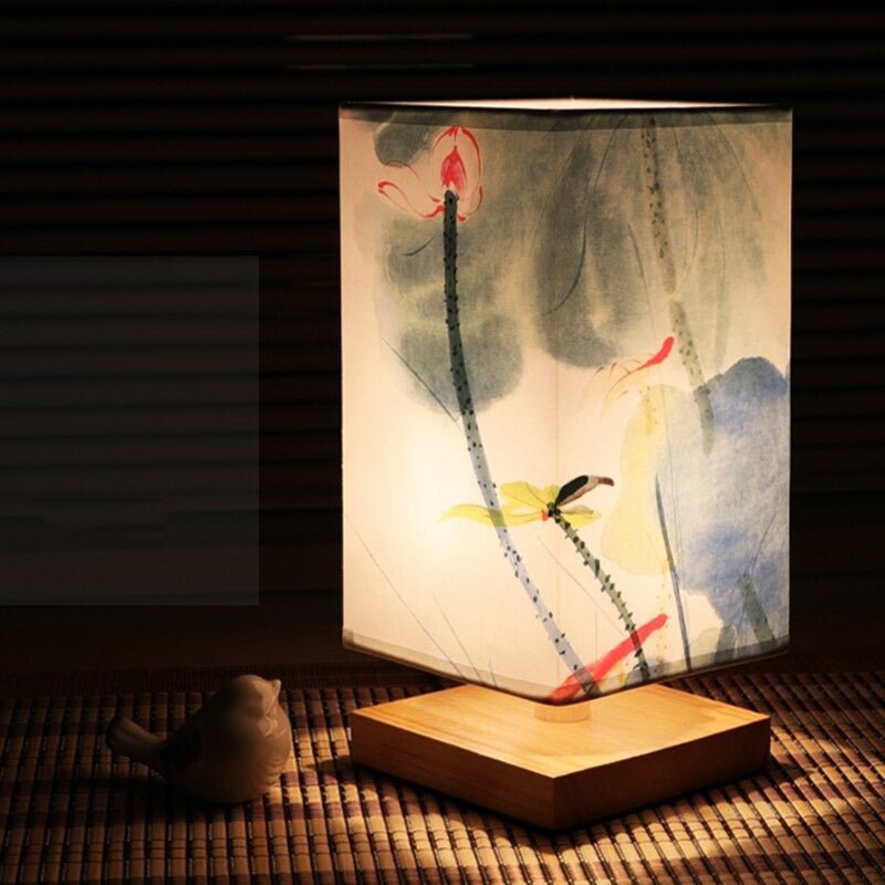 Moderne, minimalistisk bordlampe til soverommet. Japansk-skandinavisk belysning med rent design.