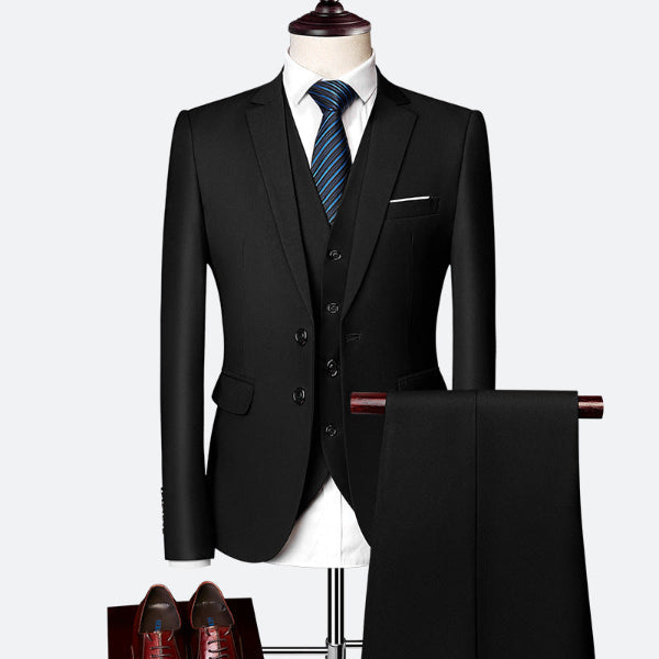 Nærbilde av en luksuriøs 3-delt slim fit dress for menn. Kvalitetsstoff og skreddersydde detaljer.
