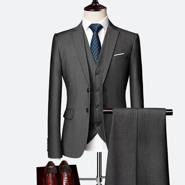 Mannlig modell poserer i en elegant 3-delt slim fit dress. Ideell for spesielle anledninger og fest.
