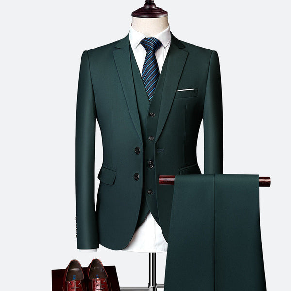 Mannlig modell iført luksuriøs 3-delt slim fit dress. Perfekt for bryllup, fest og formelle events.