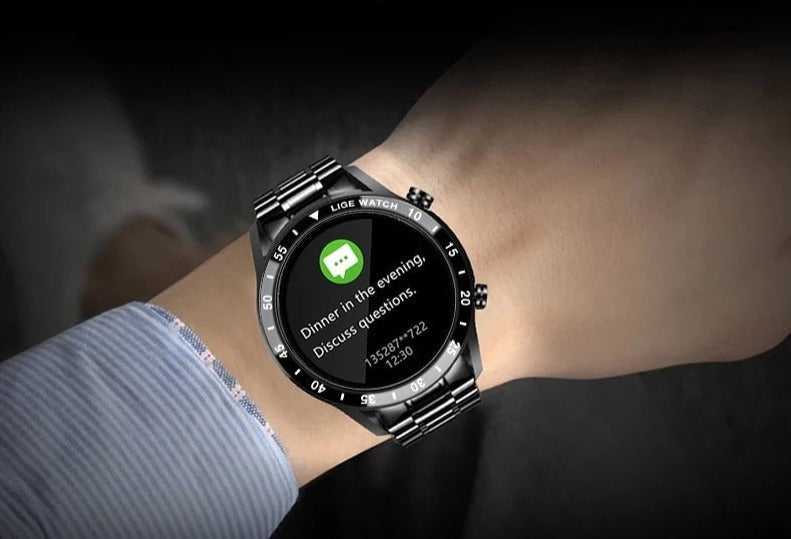 Smartklokke for menn med lang batteritid, trådløs lading og intuitive funksjoner for en enklere hverdag.