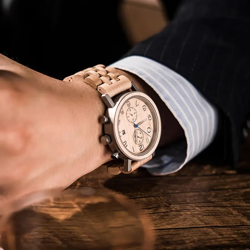 Elegant treklokke for menn med ståldetaljer. Stilfullt kronograf armbåndsur, et luksuriøst tilbehør.