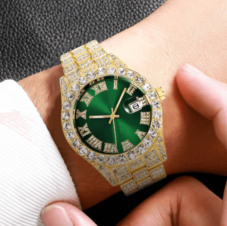 Elegant iset herre armbåndsur. Luksusklokke med romertall og glitrende detaljer for menn.