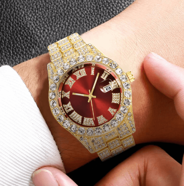 Luksuriøs herreklokke med romertall. Iset design, et glitrende armbåndsur for menn som liker bling.
