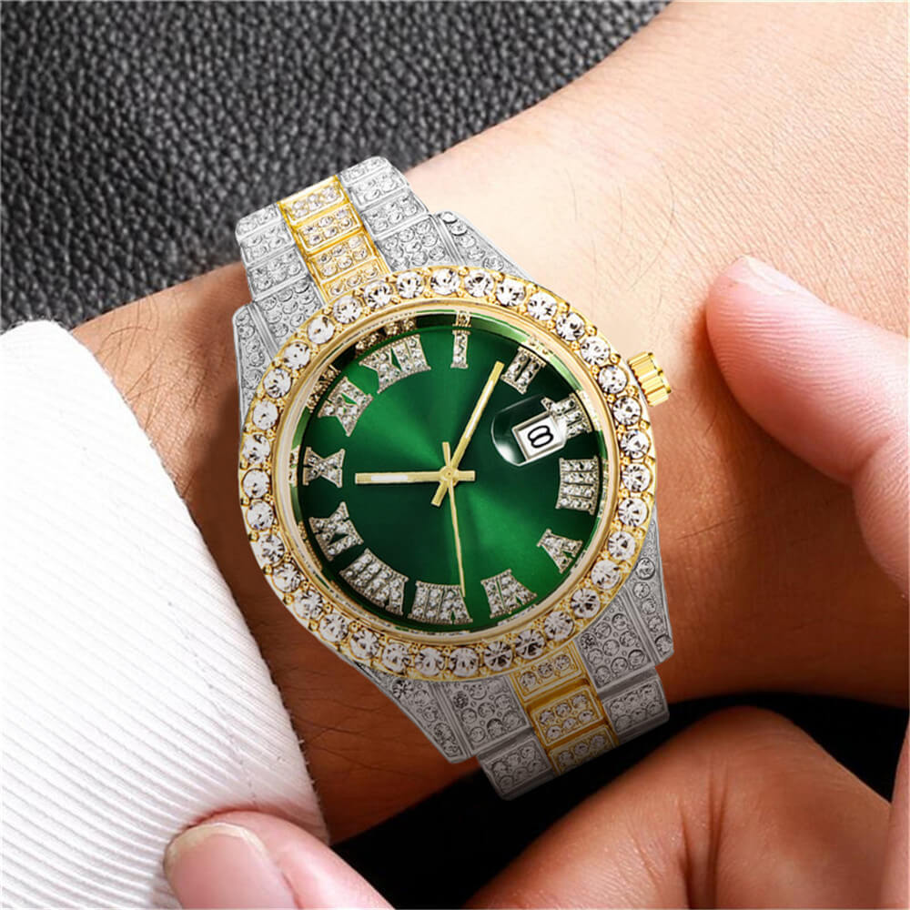 Iset herreklokke, luksuriøs med romertall. Et glitrende armbåndsur for menn som elsker bling.